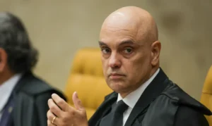 Alexandre de Moraes determina vistorias em veículos e vigilância presencial na casa de Bolsonaro