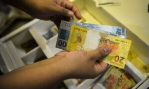 Governo propõe salário mínimo de R$ 1.717 em 2027
