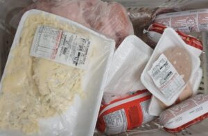 Operação descarta 10,4 toneladas de produtos impróprios para consumo na Capital