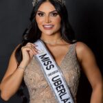Sara Monteiro durante coroação como Miss Universe Uberlândia 2025, antes de se tornar alvo de investigação por tráfico de drogas e lavagem de dinheiro.