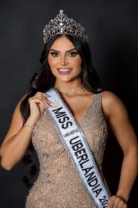 Sara Monteiro durante coroação como Miss Universe Uberlândia 2025, antes de se tornar alvo de investigação por tráfico de drogas e lavagem de dinheiro.