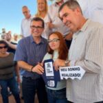 Prefeito e governador entregam 30 casas do Conjunto Habitacional Violetas