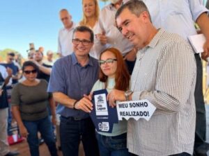 Prefeito e governador entregam 30 casas do Conjunto Habitacional Violetas