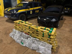 Mulher foge da PRF, é presa com 174 quilos de drogas e bebê no colo
