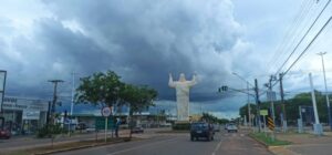 Frente fria derruba temperaturas e coloca Três Lagoas em alerta para chuvas intensas nesta semana