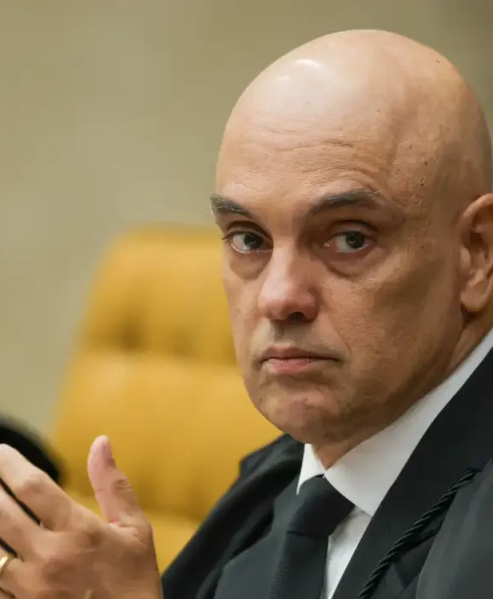 Alexandre de Moraes determina vistorias em veículos e vigilância presencial na casa de Bolsonaro