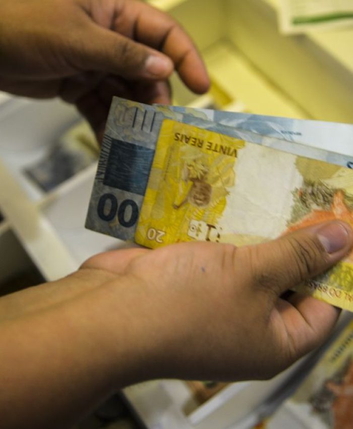 Governo propõe salário mínimo de R$ 1.717 em 2027