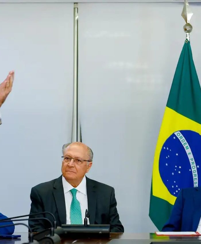 Lula assina MP e zera “taxa das blusinhas”