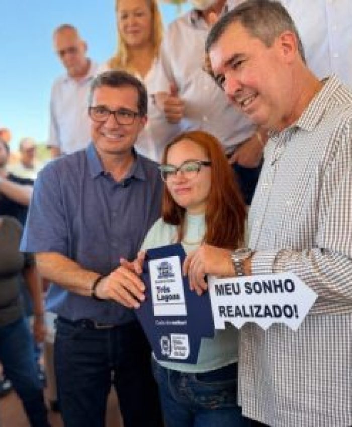 Prefeito e governador entregam 30 casas do Conjunto Habitacional Violetas