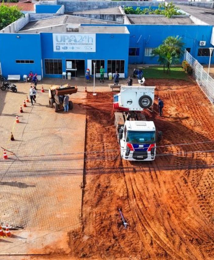 Prefeitura amplia vagas de estacionamento em frente à UPA 24h com pavimentação executada por equipe própria